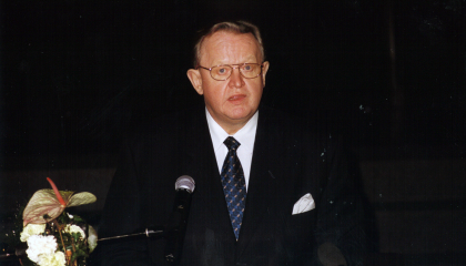 Martti Ahtisaari puhujankorokkeella.