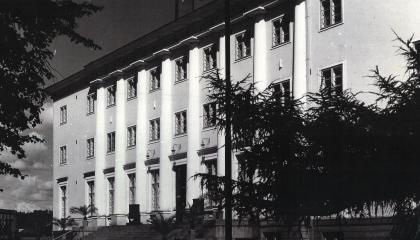 Vanha Kirjastotalo. Talon edustalla on pylväitä.