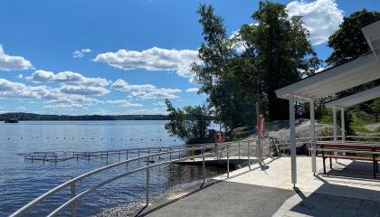 Pyynikin esteettömän uimarannan luiska ja osa rakennusta.