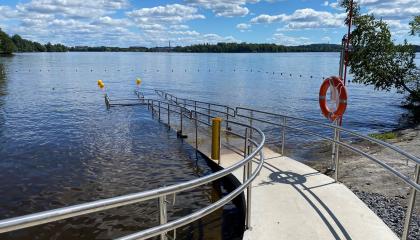 Pyynikin esteettömän uimarannan luiska järveen ja pelastusrengas.