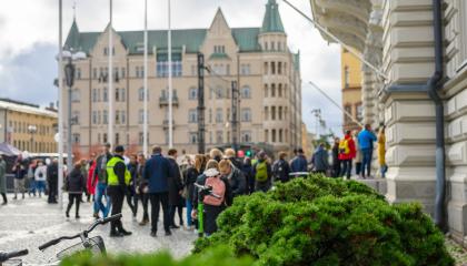 Ihmiset jonottavat Raatihuoneelle.