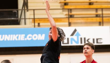 Kaksi koripalloa osuu koriin.