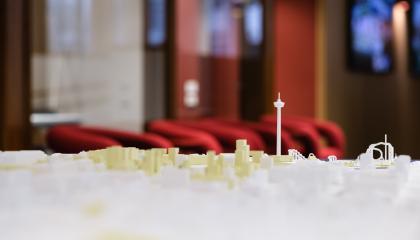 Lähikuva Tampereen keskustan 3D -pienoismallista. Kuvassa näkyy 3D tulostettu näsinneula.