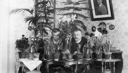 Ragnar ja Bertel Grahn hassuttelevat kasvien takana Haiharassa.