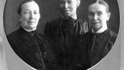 Haiharan kolme emäntää poseeraavat potretissa.