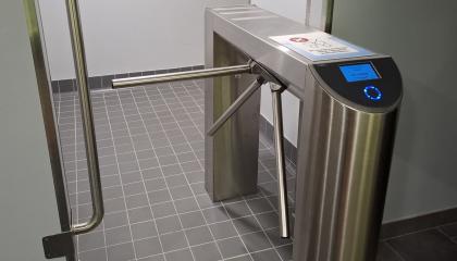 Uimahallin portti, josta pääsee pukuhuoneeseen.