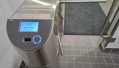 Uimahallin portti ja puomi ulos lähtiessä. Porttiin syötetään kertaranneke tai luetaan kausiranneke lukijalaitteella.