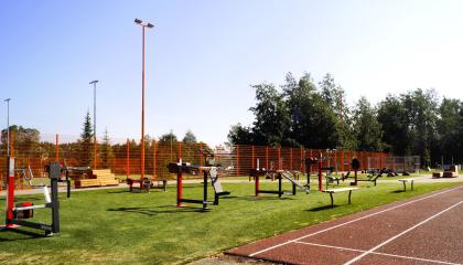 Ulkokuntosalilaitteet Lielahden liikuntapuistossa 