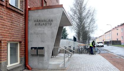 Härmälän kirjaston uusi pääsisäänkäynti.