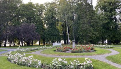 Hatanpään kartanon kukkaistutuksia.