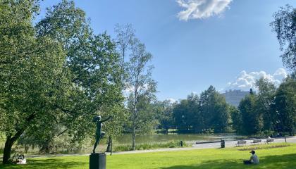 Sorsapuiston nurmialue, patsas ja lampi.