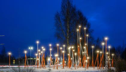 Valotaideteos Navigation figures pimeän aikaan 