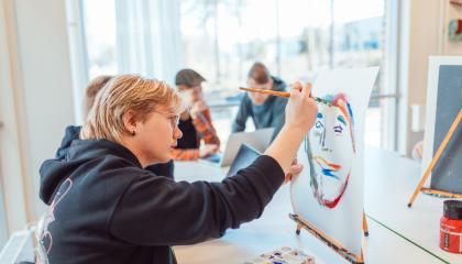 Opiskelijoita kuvataiteen tunnilla.