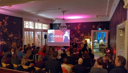 Yleisöä Lielahden kartanon aulassa.