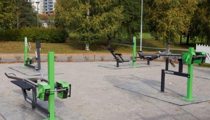 Kaukajärven vapaa-aikatalon ulkokuntosalin laitteita.