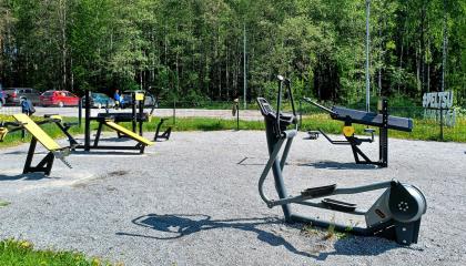 Peltolammin uimarannan ulkokuntosalin laitteita.