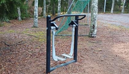 Aholanpuiston ulkokuntosalin laite.