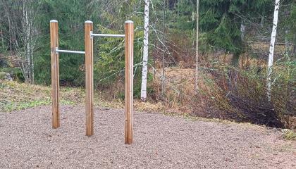 Hupakanojanpuiston ulkokuntosalin laite.