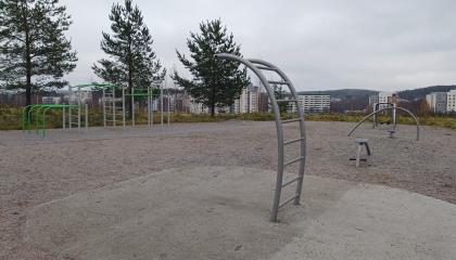Iso-Vilusen ulkokuntosalin laitteet.
