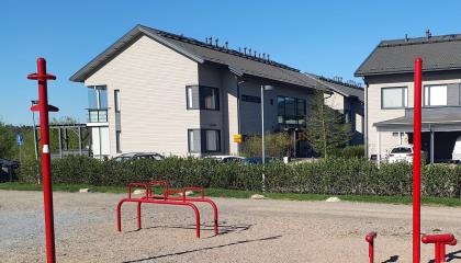 Laulunpuiston ulkokuntosalin laitteet.
