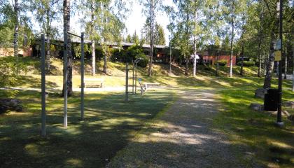 Maijalankankaan ulkokuntosalin laitteet.