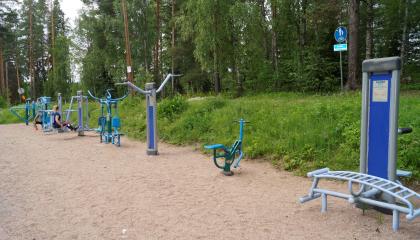 Niihaman ulkoilumajan ulkokuntosalin laitteita.