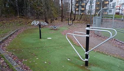 Tehtaankallionpuiston ulkokuntosalin laitteet.