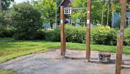 Telkänpuiston ulkokuntosalin laitteet.