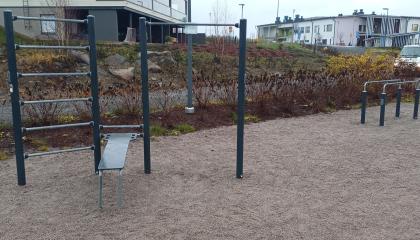 Tervaslammenpuiston ulkokuntosalin laitteet.
