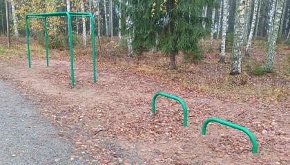 Tupakkirullan puiston ulkokuntosalin laitteet.