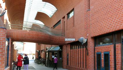 Hervannan kirjaston sisäänkäynti.