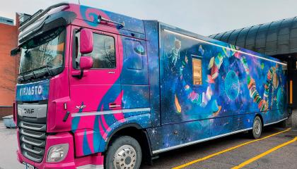 Kirjastoauto Kosmos.