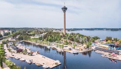 Näsinneula ja Särkänniemi kesällä.
