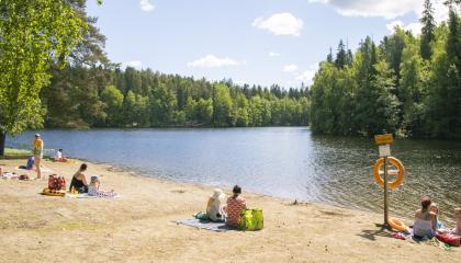 Ihmisiä uimarannalla.