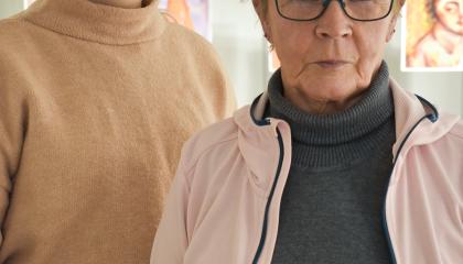 Kaksi henkilöä taidenäyttelyssä.