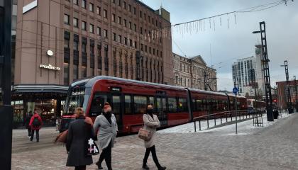 Kuva ratikasta Stockmannin edessä pysäkillä.