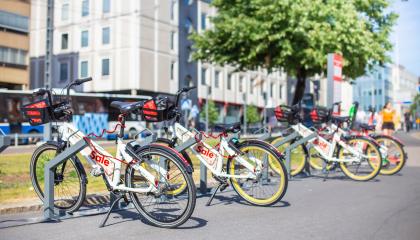 Kaupunkipyörät parkissa