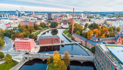 Tampereen keskustaa syysväreissä ilmasta kuvattuna, keskellä Tammerkoski ja etualalla Satakunnan silta sekä Patosilta.
