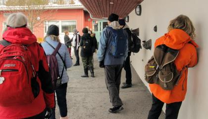 Henkilöitä koulun pihalla.