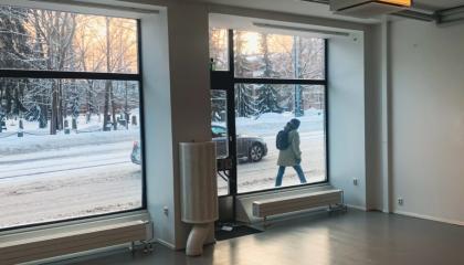 Pyynikin uimahallin Välitilan katunäkymä ikkunasta.