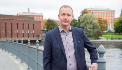 Henkilö seisoo ja nojaa sillankaiteeseen. Lauri Savisaari.