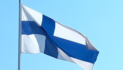 Suomen lippu liehuu.