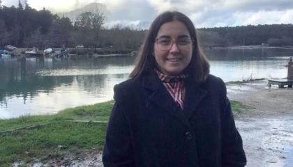 Tampere Talent Ambassador Zeynep Kaynar järven rannalla