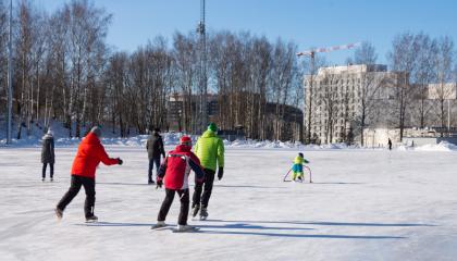 Luistelua jäällä
