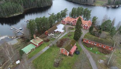 Ilmakuva Maisansalosta. Kuvassa näkyy rakennuksien lisäksi Näsijärveä.