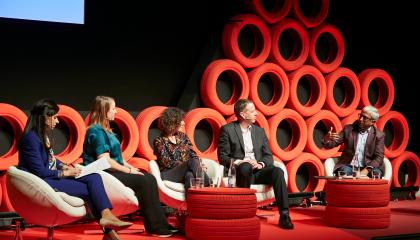 Paneelikeskustelijat Smart City World Expossa.