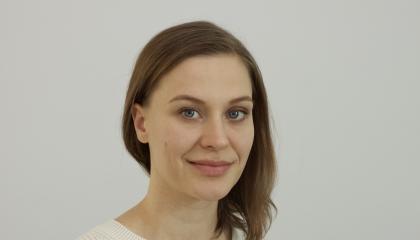 Henkilö katsoo kameraan. Mari Korhonen.