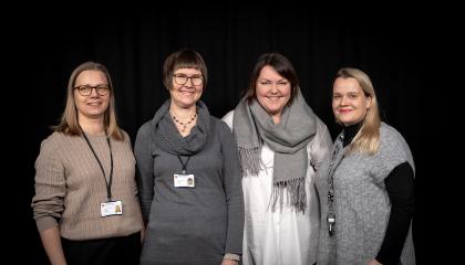 Tuotantotiimissä mukana olleet neljä naista rivissä rinnakkain kasvot kohti kameraa. Kaikki hymyilevät