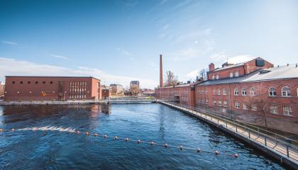 Tammerkosken suvantoa voimalaitoksen ja Frenckellin kohdalla.