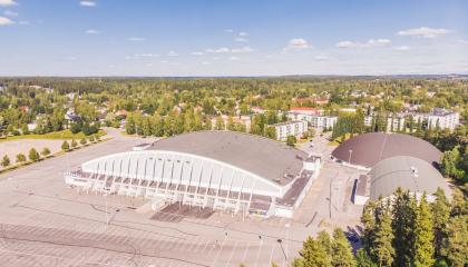 Ilmakuva Hakametsän hallista aurinkoisella säällä.